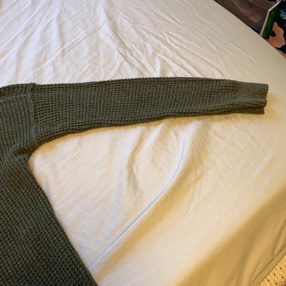 Hollister Green Longsleeve - Picture 5 of 10